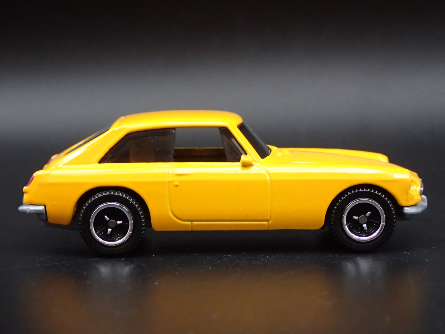 1968-1980 MG MGB GT COUPE RARE 1:64 SCALE COLLECTIBLE DIORAMA DIECAST MODEL CAR