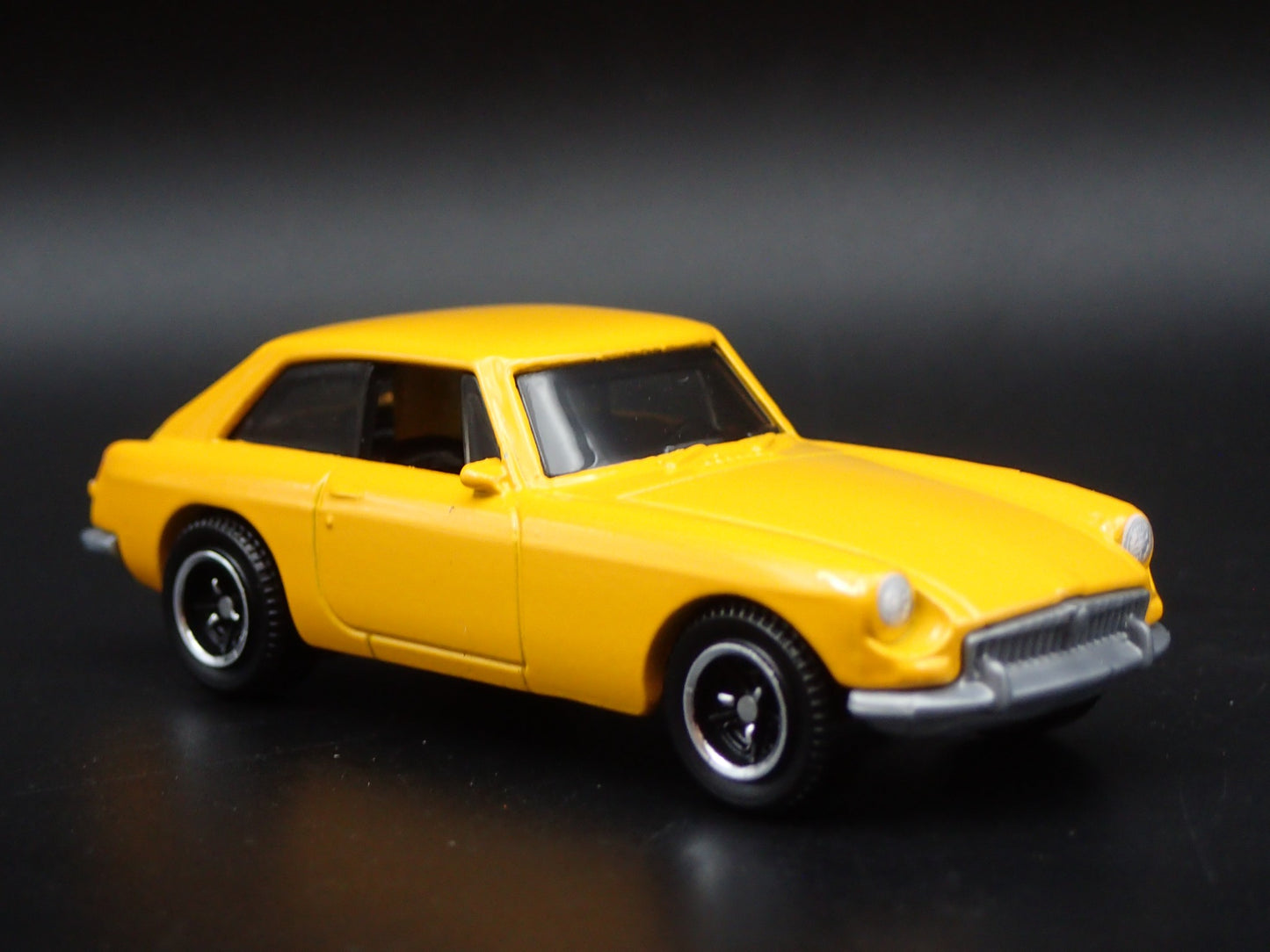 1968-1980 MG MGB GT COUPE RARE 1:64 SCALE COLLECTIBLE DIORAMA DIECAST MODEL CAR