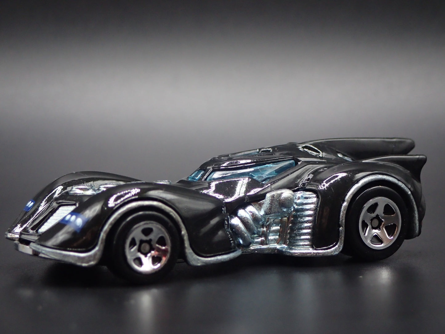 BATMAN ARKHAM ASYLUM BATMOBILE 1:64 SCALE COLLECTIBLE DIORAMA DIECAST MODEL CAR