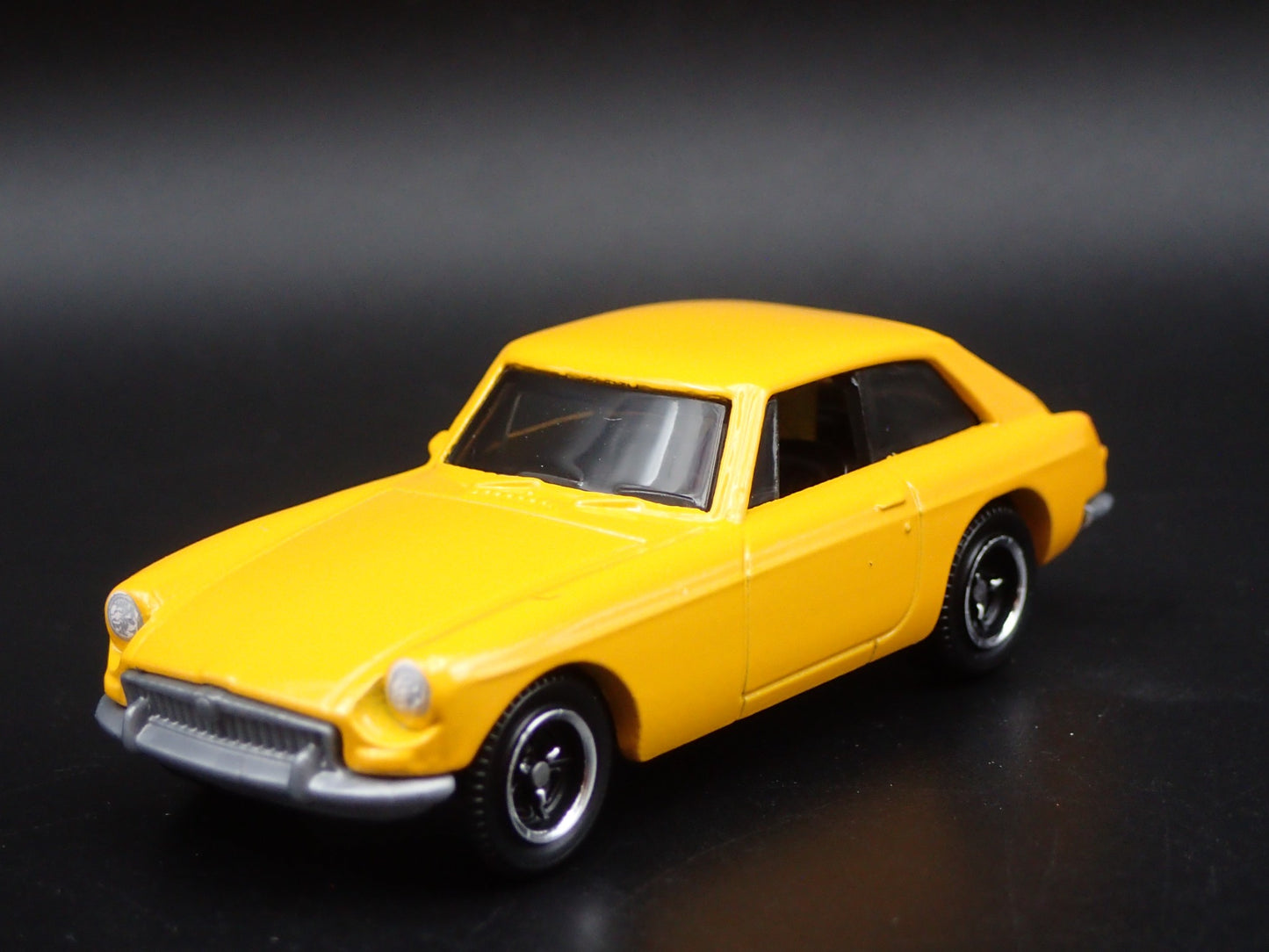 1968-1980 MG MGB GT COUPE RARE 1:64 SCALE COLLECTIBLE DIORAMA DIECAST MODEL CAR