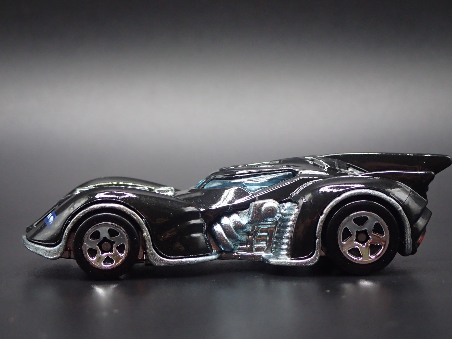 BATMAN ARKHAM ASYLUM BATMOBILE 1:64 SCALE COLLECTIBLE DIORAMA DIECAST MODEL CAR