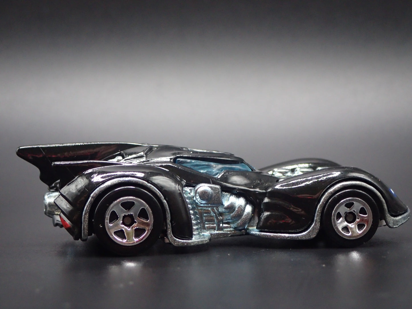 BATMAN ARKHAM ASYLUM BATMOBILE 1:64 SCALE COLLECTIBLE DIORAMA DIECAST MODEL CAR