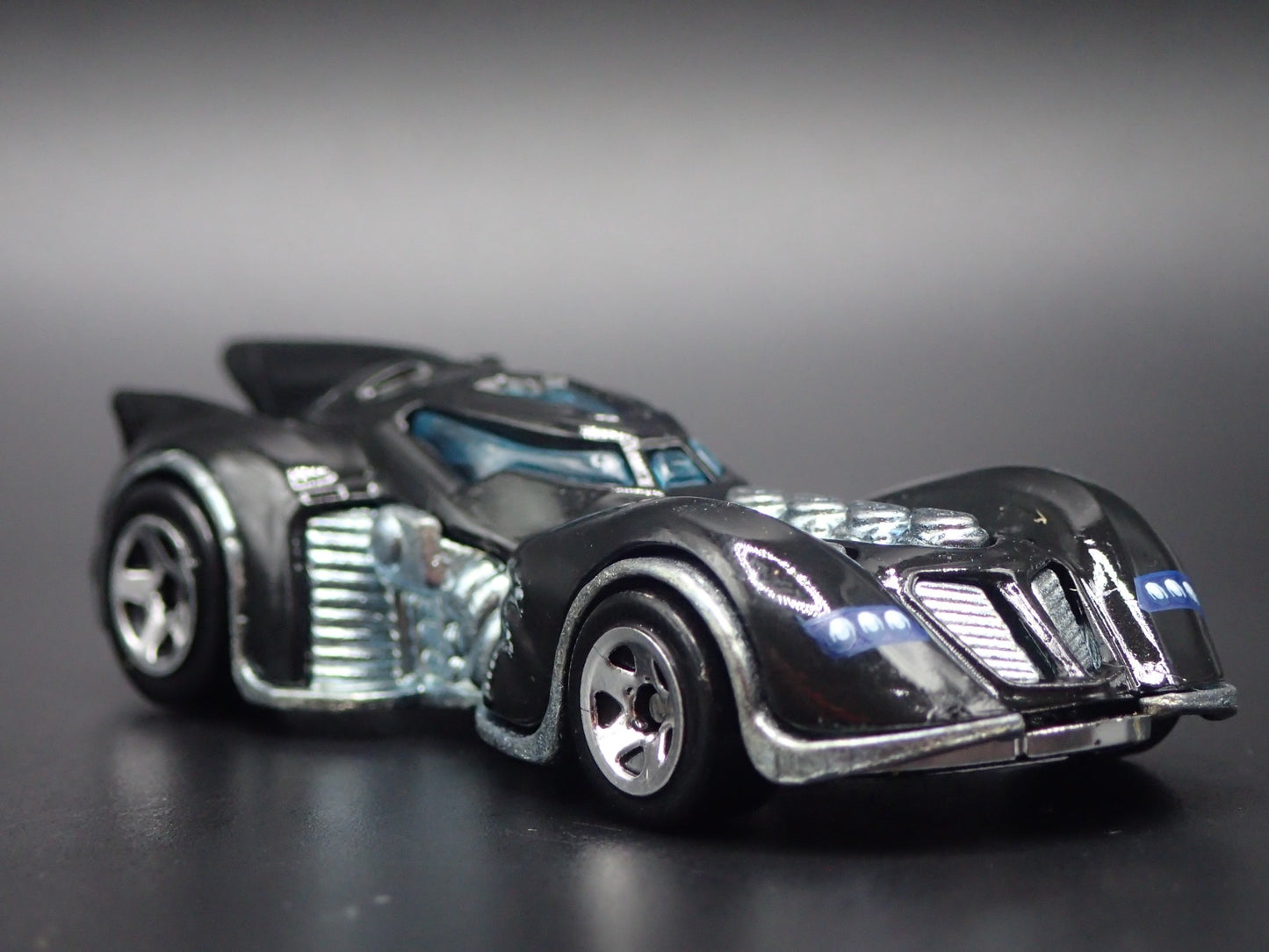 BATMAN ARKHAM ASYLUM BATMOBILE 1:64 SCALE COLLECTIBLE DIORAMA DIECAST MODEL CAR