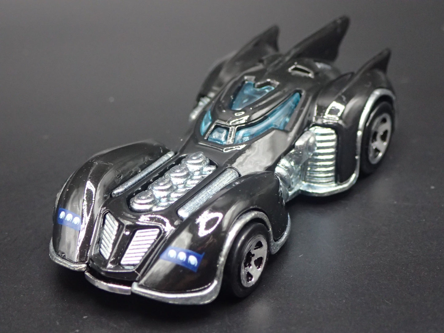 BATMAN ARKHAM ASYLUM BATMOBILE 1:64 SCALE COLLECTIBLE DIORAMA DIECAST MODEL CAR