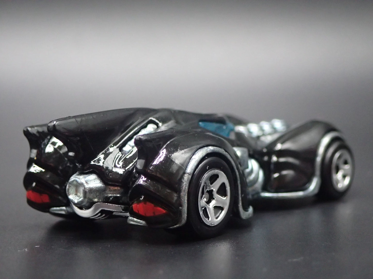 BATMAN ARKHAM ASYLUM BATMOBILE 1:64 SCALE COLLECTIBLE DIORAMA DIECAST MODEL CAR