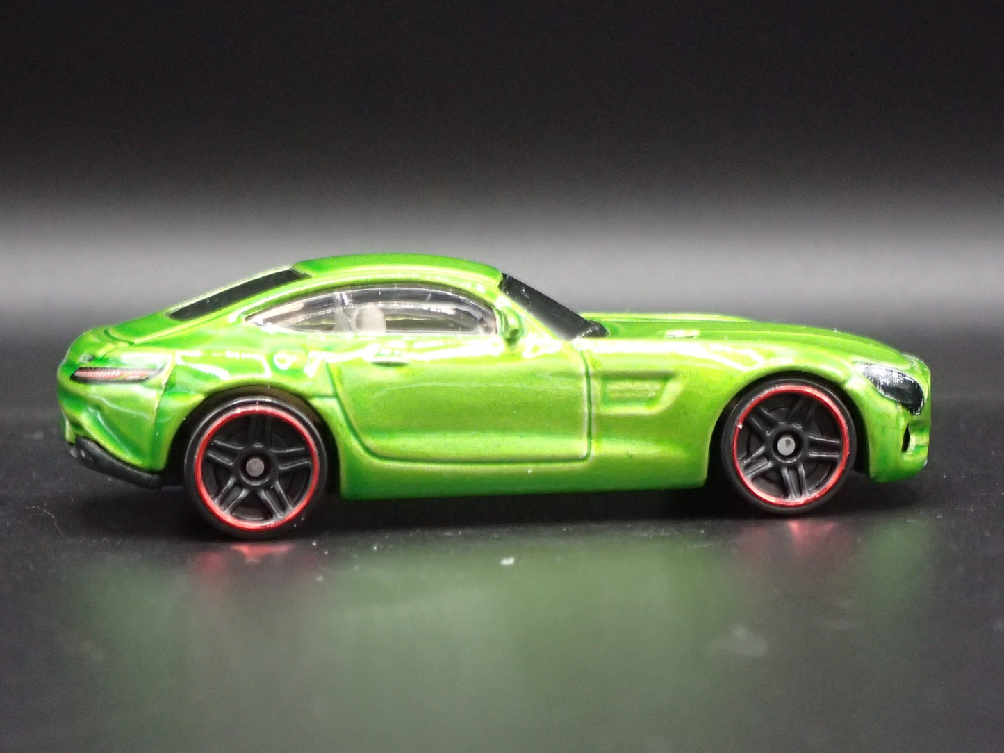 2015-2021 MERCEDES-BENZ AMG GT 1:64 SCALE COLLECTIBLE DIORAMA DIECAST MODEL CAR