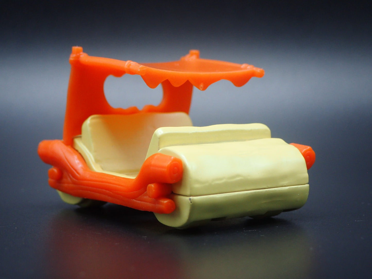 THE FLINTSTONES FLINTMOBILE 1:64 SCALE COLLECTIBLE DIORAMA DIECAST MODEL CAR