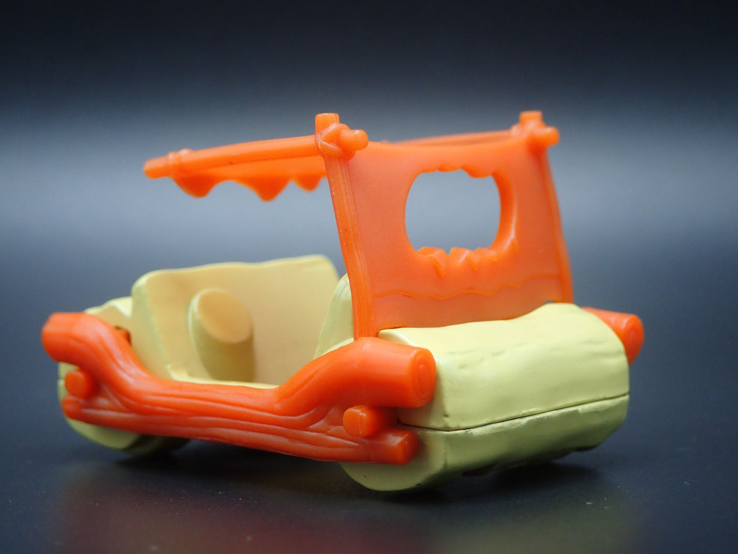 THE FLINTSTONES FLINTMOBILE 1:64 SCALE COLLECTIBLE DIORAMA DIECAST MODEL CAR