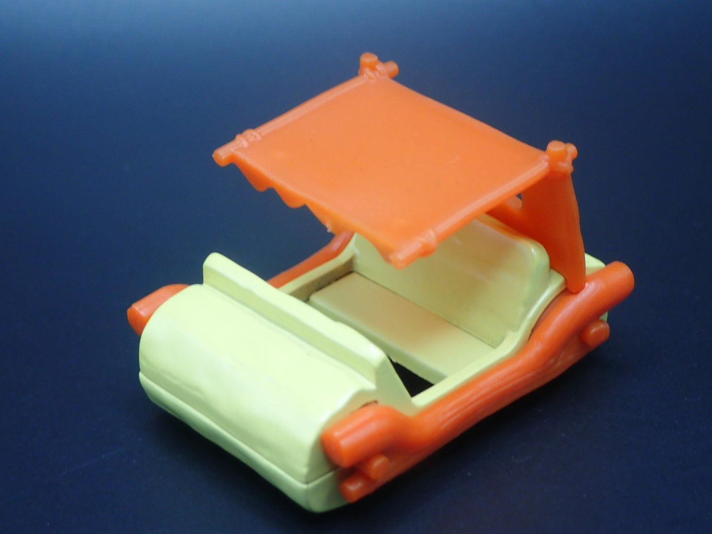 THE FLINTSTONES FLINTMOBILE 1:64 SCALE COLLECTIBLE DIORAMA DIECAST MODEL CAR