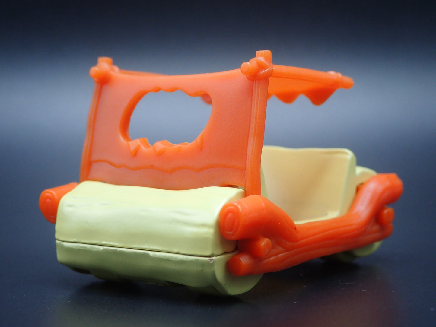 THE FLINTSTONES FLINTMOBILE 1:64 SCALE COLLECTIBLE DIORAMA DIECAST MODEL CAR