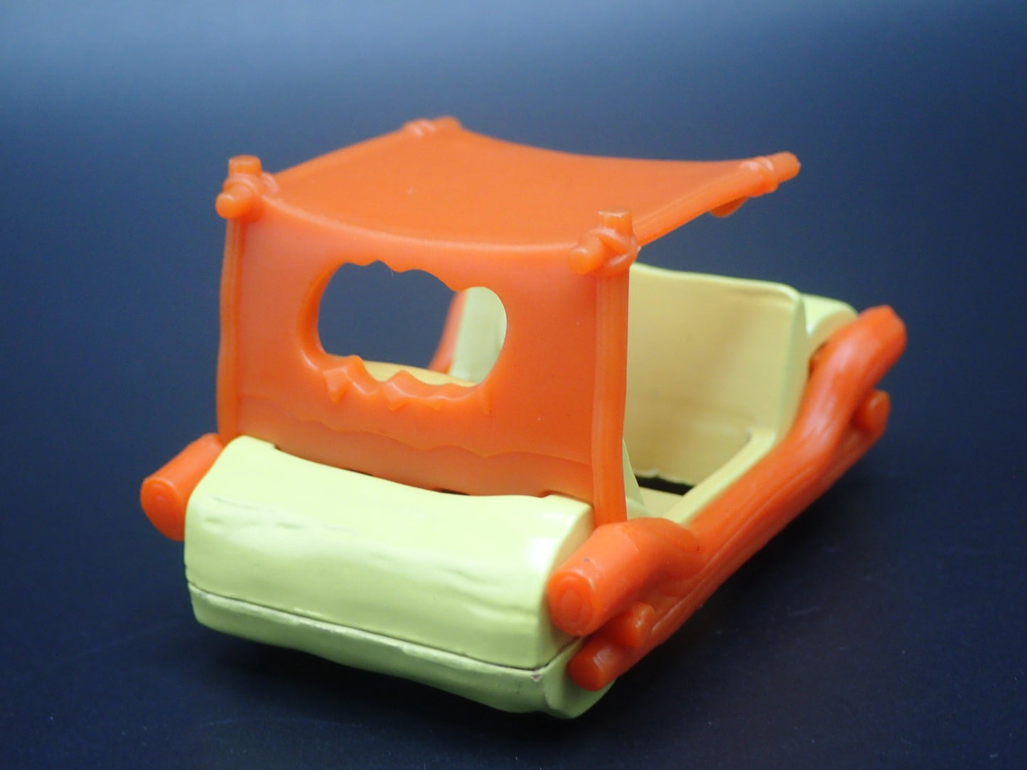 THE FLINTSTONES FLINTMOBILE 1:64 SCALE COLLECTIBLE DIORAMA DIECAST MODEL CAR