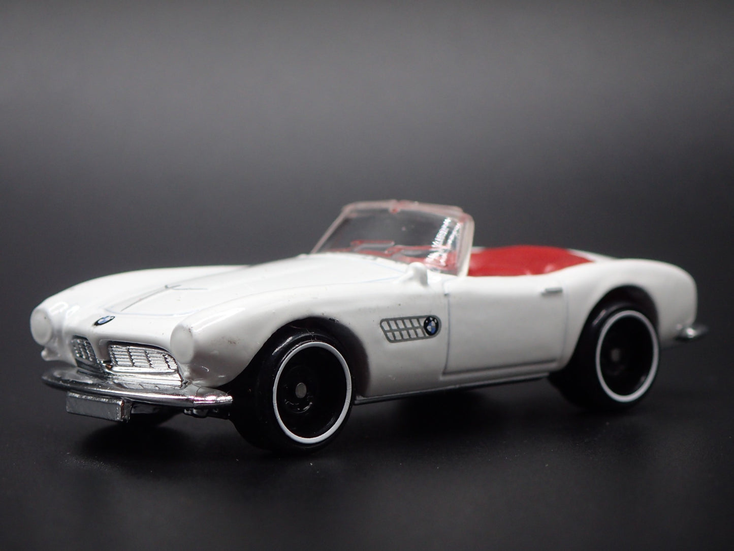 1956-1959 BMW 507 CONVERTIBLE 1:64 SCALE COLLECTIBLE DIORAMA DIECAST MODEL CAR
