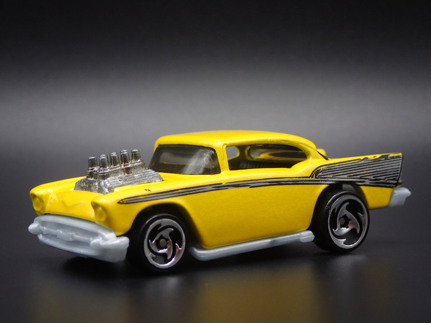 1957 57 CHEVY CHEVROLET BEL AIR YELLOW 1:64 SCALE DIORAMA DIECAST MODEL CAR