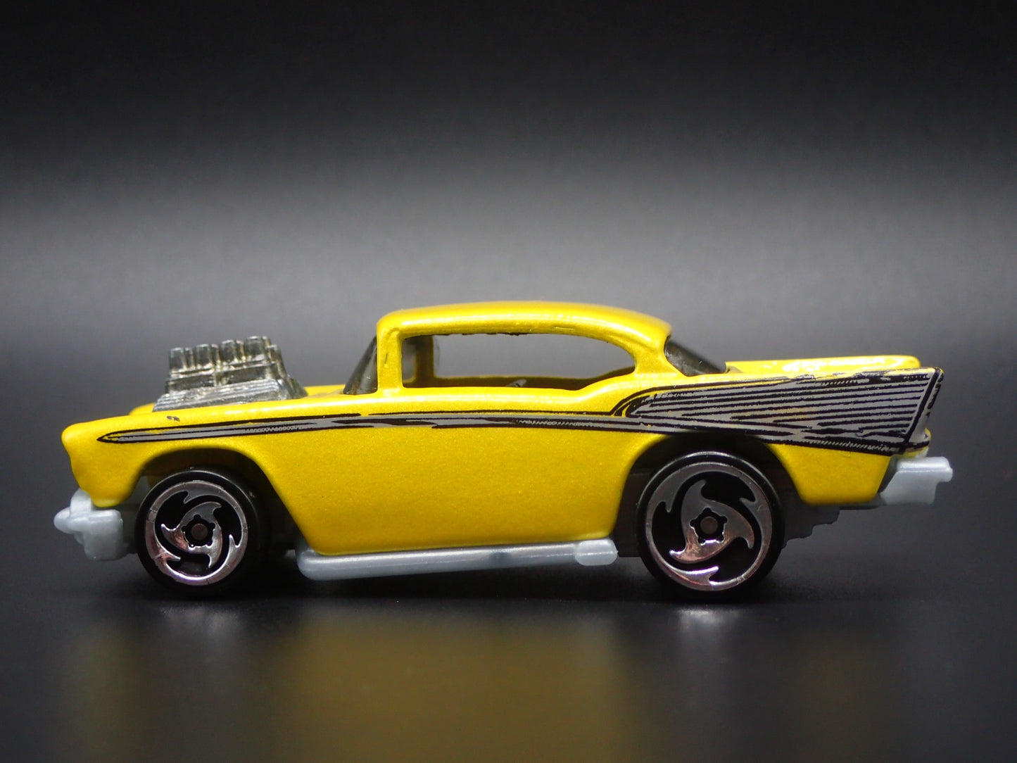 1957 57 CHEVY CHEVROLET BEL AIR YELLOW 1:64 SCALE DIORAMA DIECAST MODEL CAR