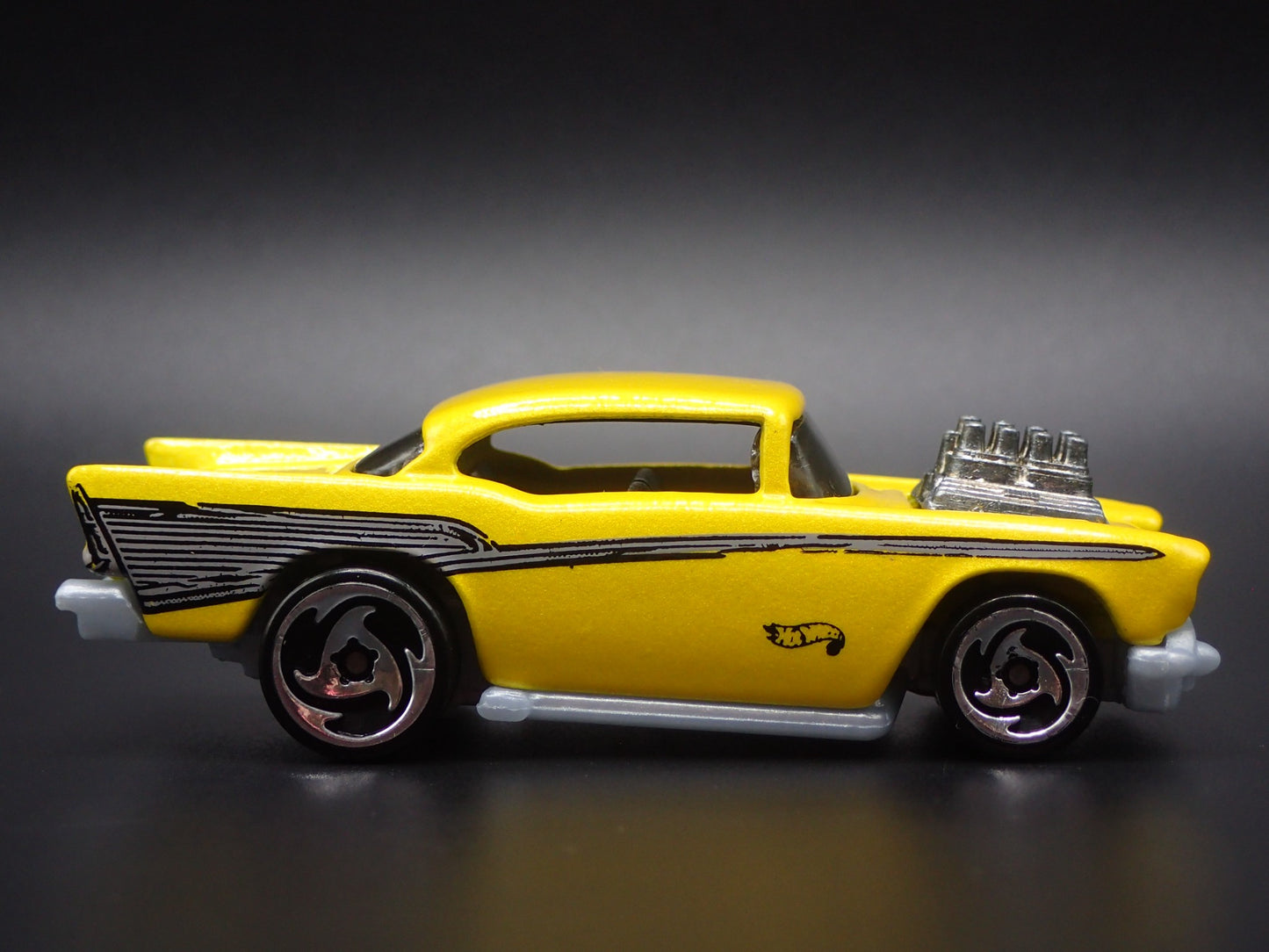 1957 57 CHEVY CHEVROLET BEL AIR YELLOW 1:64 SCALE DIORAMA DIECAST MODEL CAR