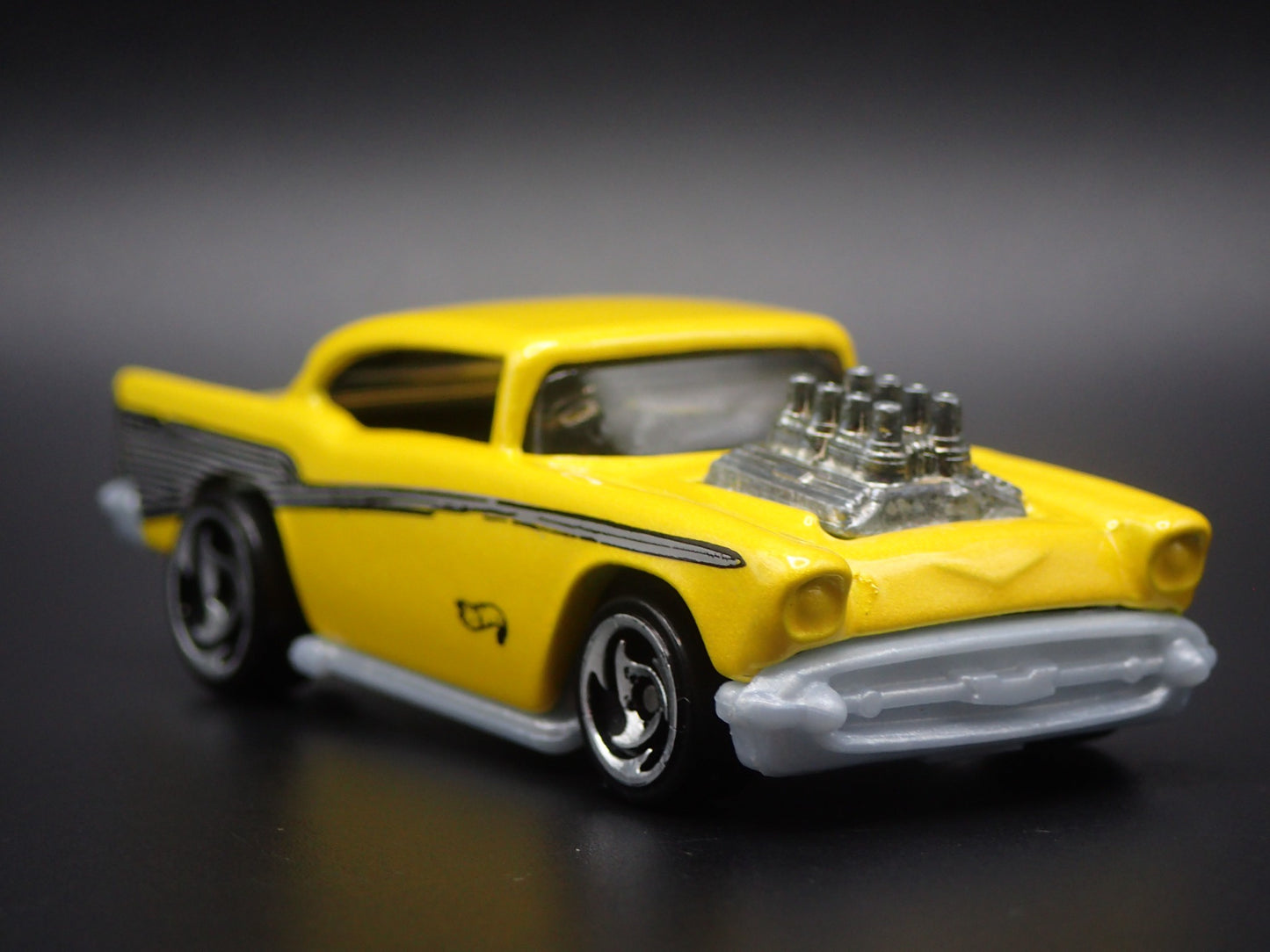 1957 57 CHEVY CHEVROLET BEL AIR YELLOW 1:64 SCALE DIORAMA DIECAST MODEL CAR