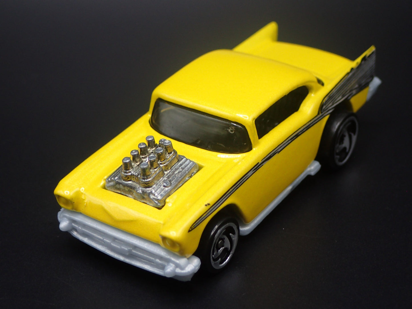 1957 57 CHEVY CHEVROLET BEL AIR YELLOW 1:64 SCALE DIORAMA DIECAST MODEL CAR