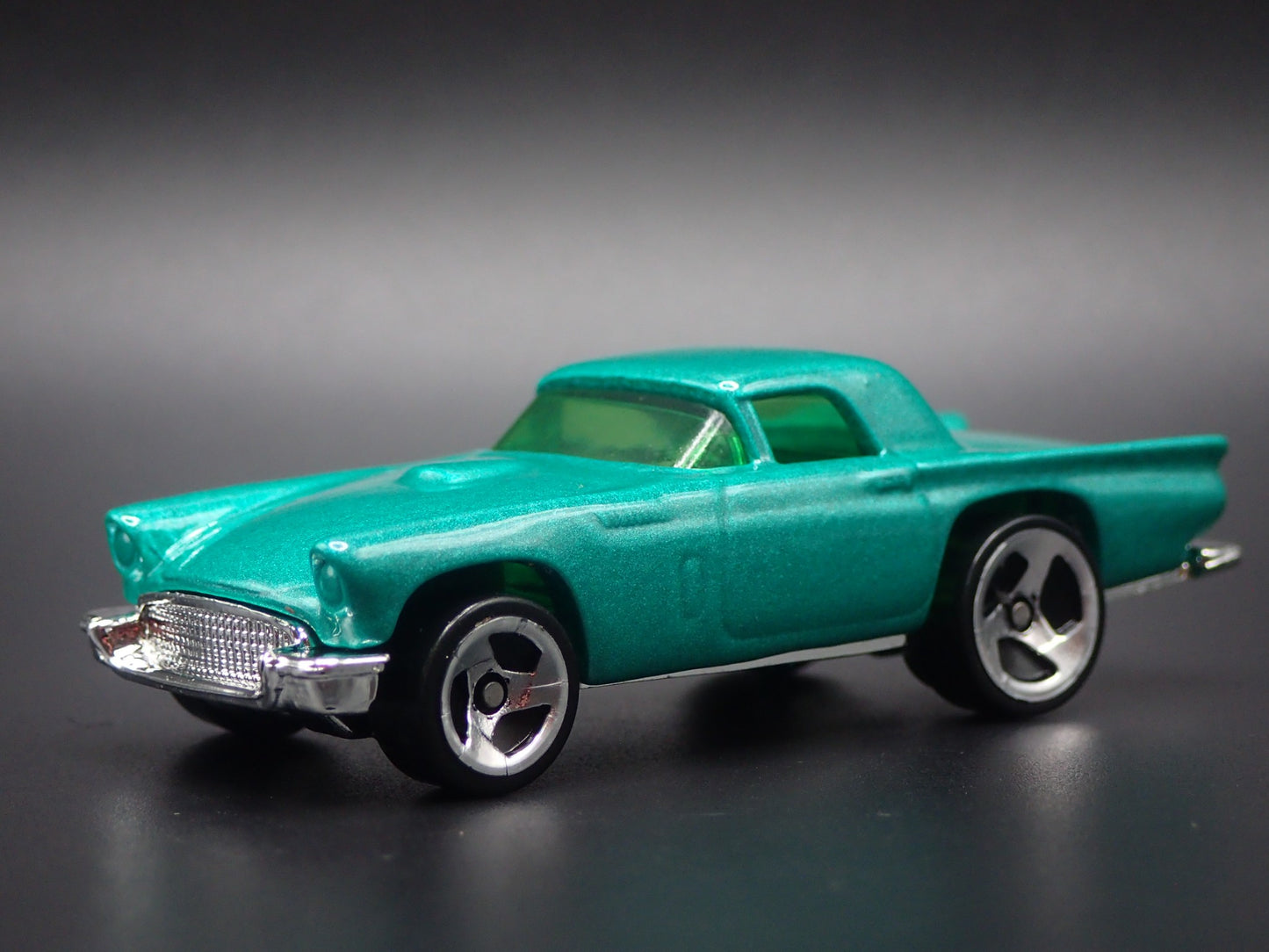 1957 57 FORD THUNDERBIRD TBIRD GREEN 1:64 SCALE DIORAMA DIECAST MODEL CAR