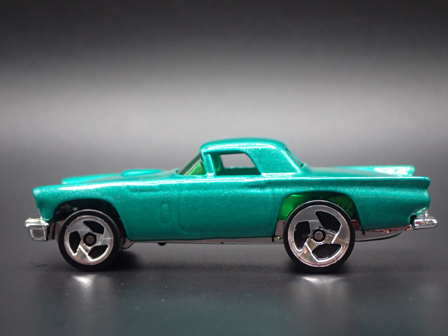 1957 57 FORD THUNDERBIRD TBIRD GREEN 1:64 SCALE DIORAMA DIECAST MODEL CAR