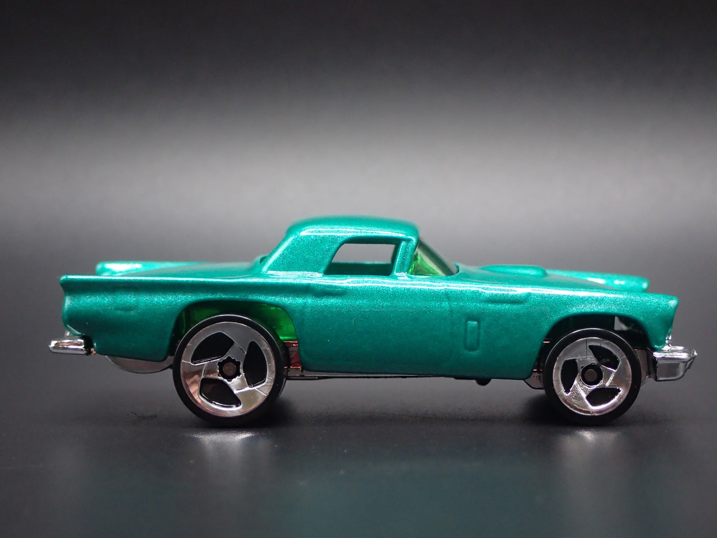 1957 57 FORD THUNDERBIRD TBIRD GREEN 1:64 SCALE DIORAMA DIECAST MODEL CAR