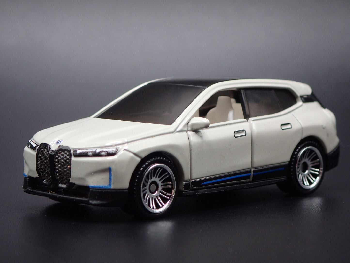 2022-2025 BMW IX EV WHITE 1:64 SCALE COLLECTIBLE DIORAMA DIECAST MODEL CAR