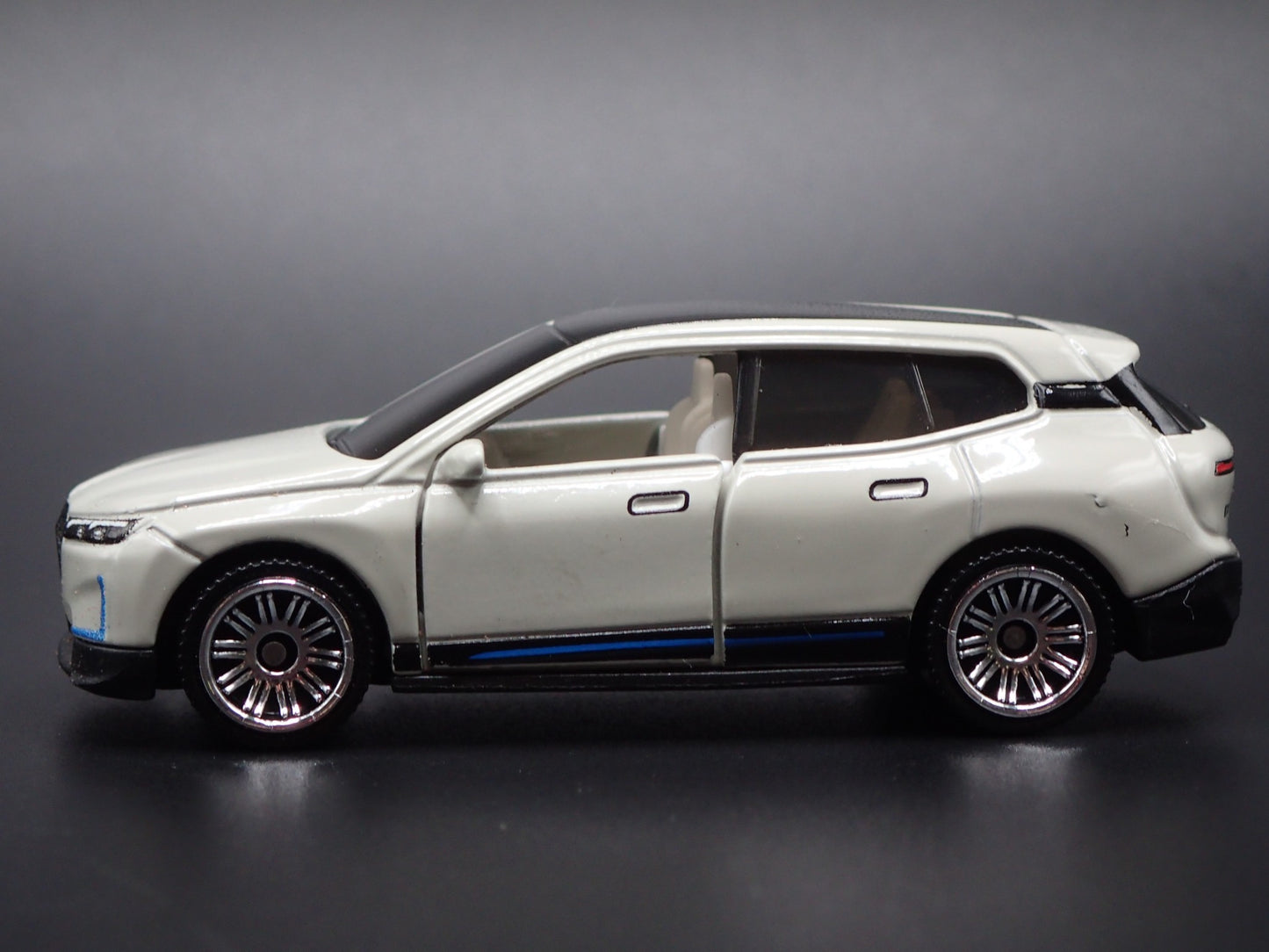 2022-2025 BMW IX EV WHITE 1:64 SCALE COLLECTIBLE DIORAMA DIECAST MODEL CAR