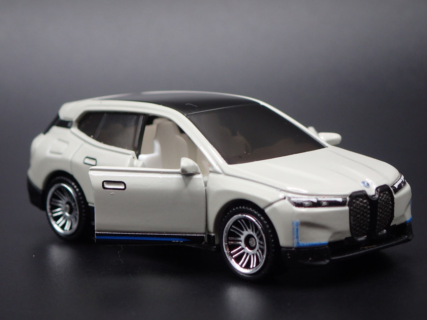 2022-2025 BMW IX EV WHITE 1:64 SCALE COLLECTIBLE DIORAMA DIECAST MODEL CAR