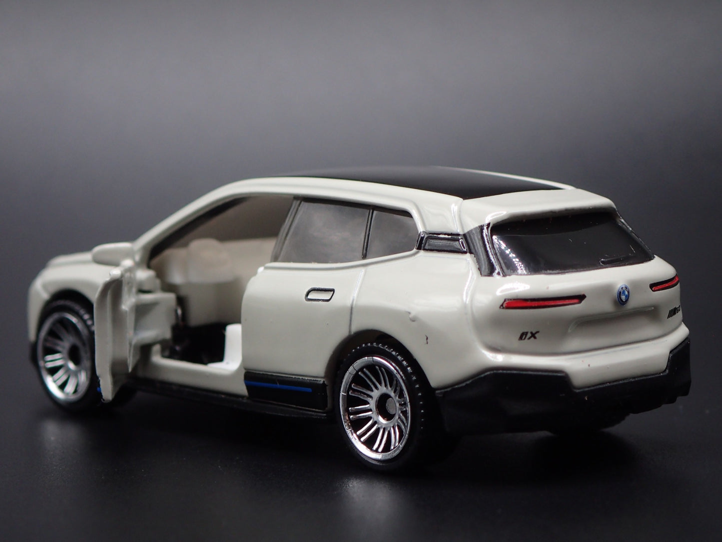 2022-2025 BMW IX EV WHITE 1:64 SCALE COLLECTIBLE DIORAMA DIECAST MODEL CAR