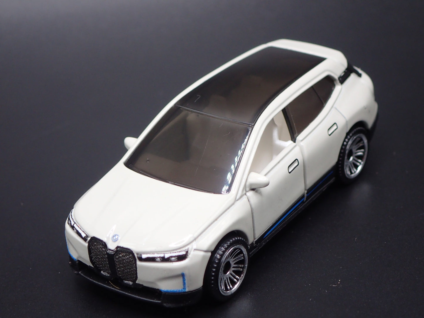 2022-2025 BMW IX EV WHITE 1:64 SCALE COLLECTIBLE DIORAMA DIECAST MODEL CAR
