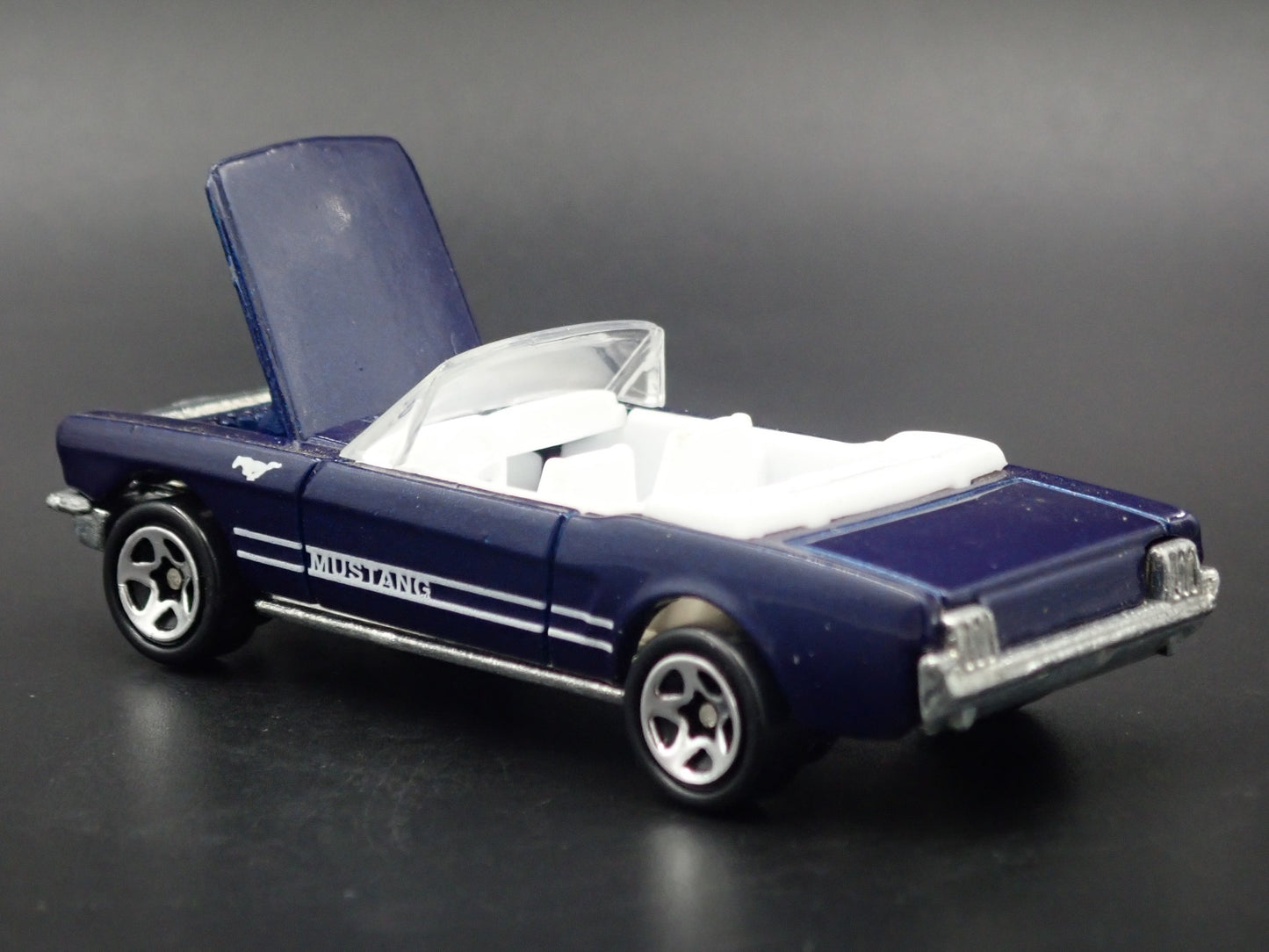 1965 65 FORD MUSTANG CONVERTIBLE 1:64 SCALE LIMITED DIORAMA DIECAST MODEL CAR