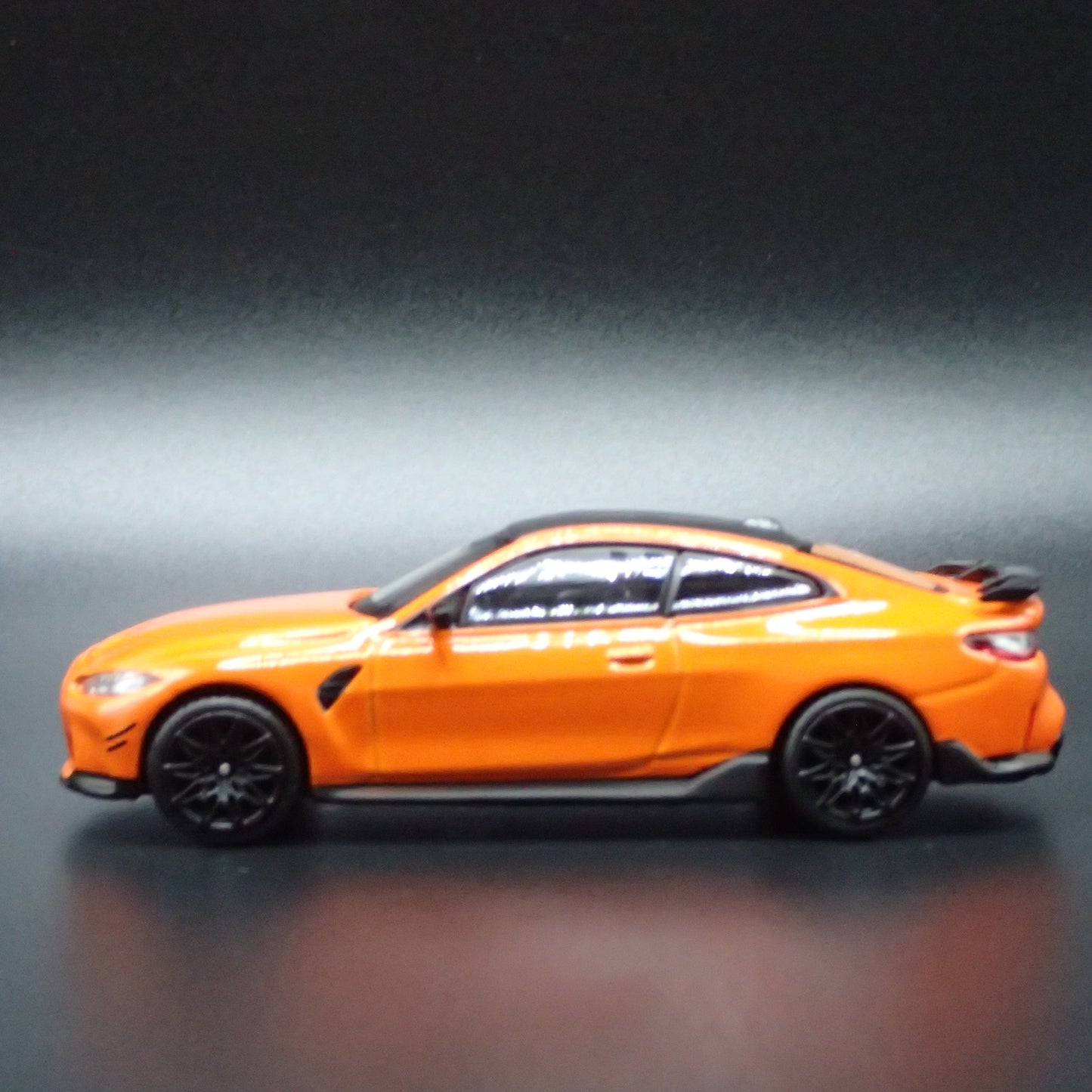 2020-2025 BMW M4 M PERFORMANCE G82 ORANGE 1:64 SCALE DIORAMA DIECAST MODEL CAR