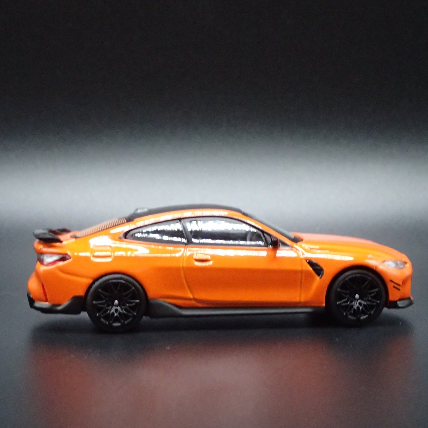 2020-2025 BMW M4 M PERFORMANCE G82 ORANGE 1:64 SCALE DIORAMA DIECAST MODEL CAR