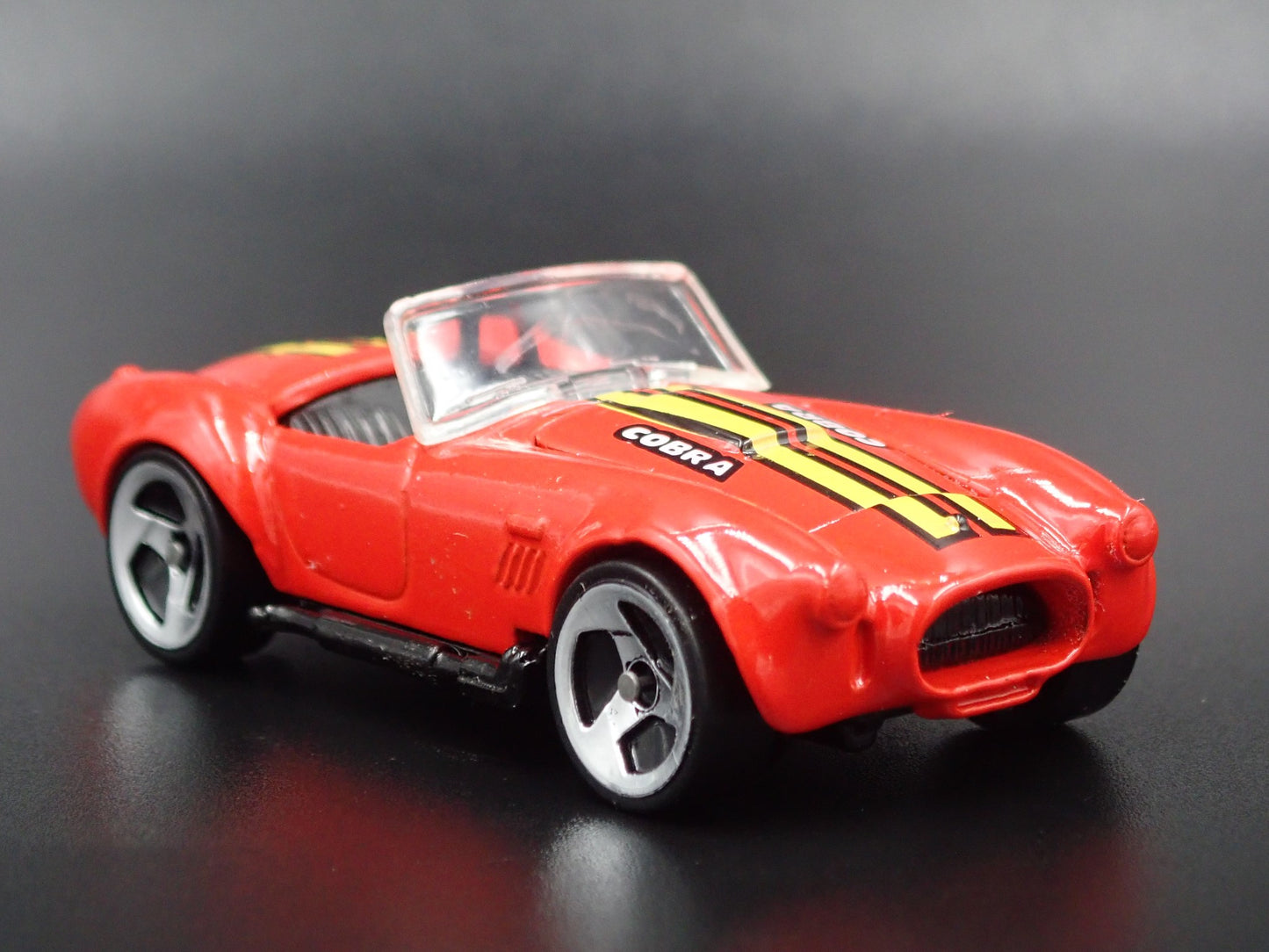 1965 65 SHELBY COBRA 427 SC RED 1:64 SCALE COLLECTIBLE DIORAMA DIECAST MODEL CAR