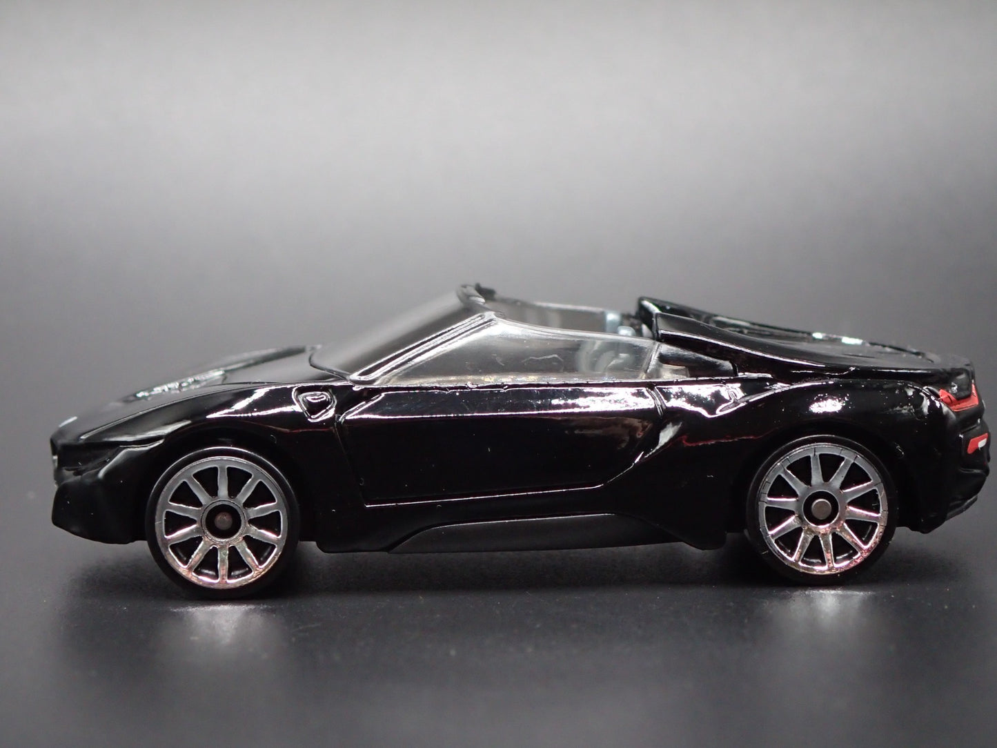 2018-2020 BMW i8 ROADSTER BLACK 1:64 SCALE COLLECTIBLE DIORAMA DIECAST MODEL CAR