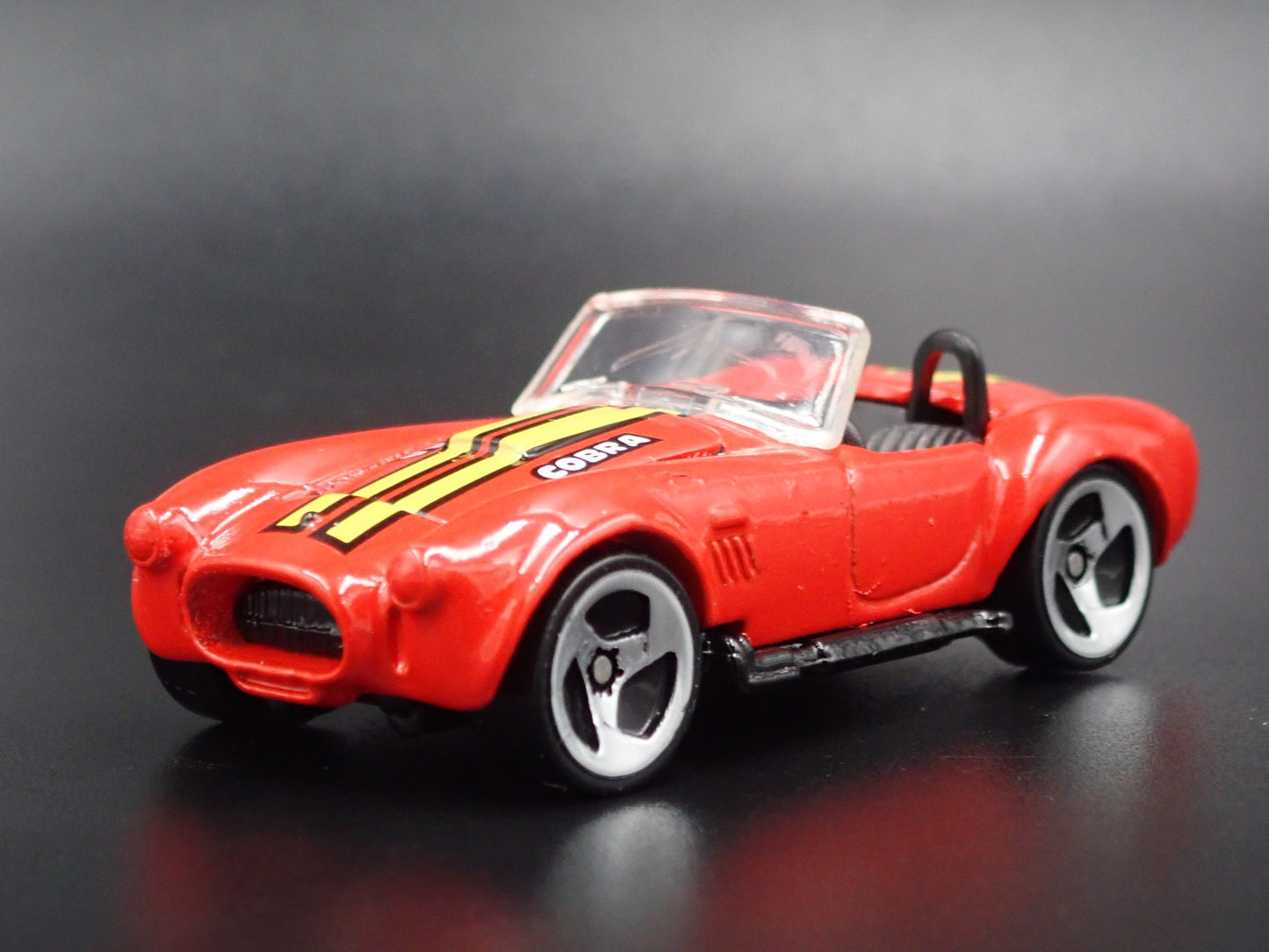 1965 65 SHELBY COBRA 427 SC RED 1:64 SCALE COLLECTIBLE DIORAMA DIECAST MODEL CAR
