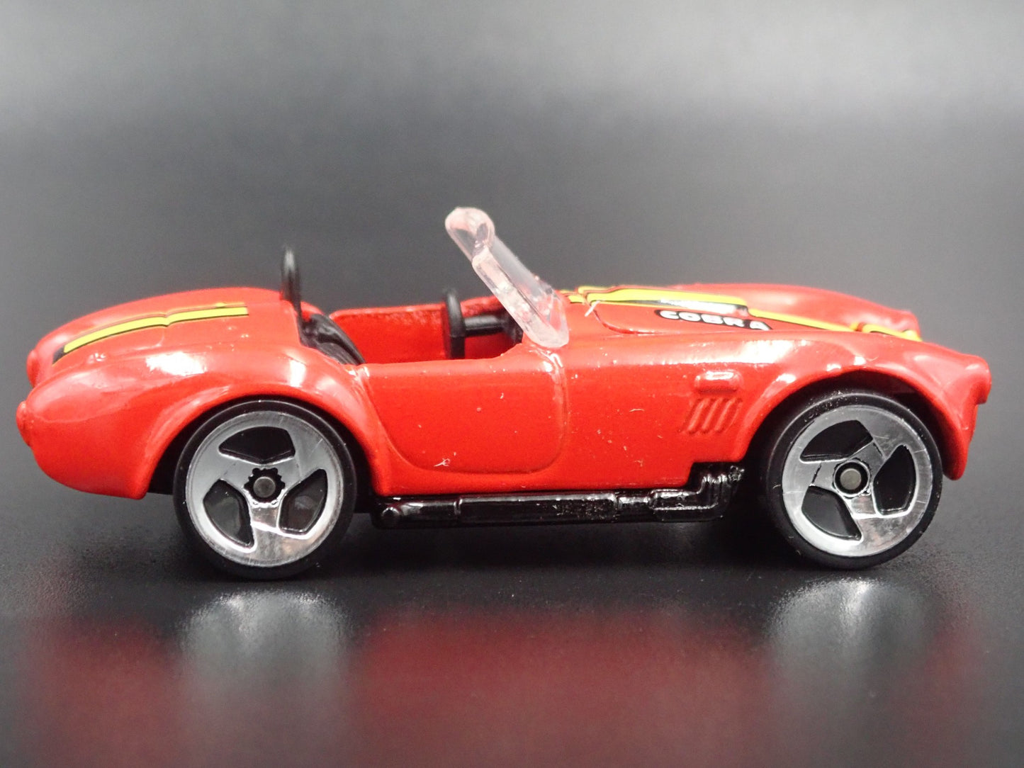 1965 65 SHELBY COBRA 427 SC RED 1:64 SCALE COLLECTIBLE DIORAMA DIECAST MODEL CAR