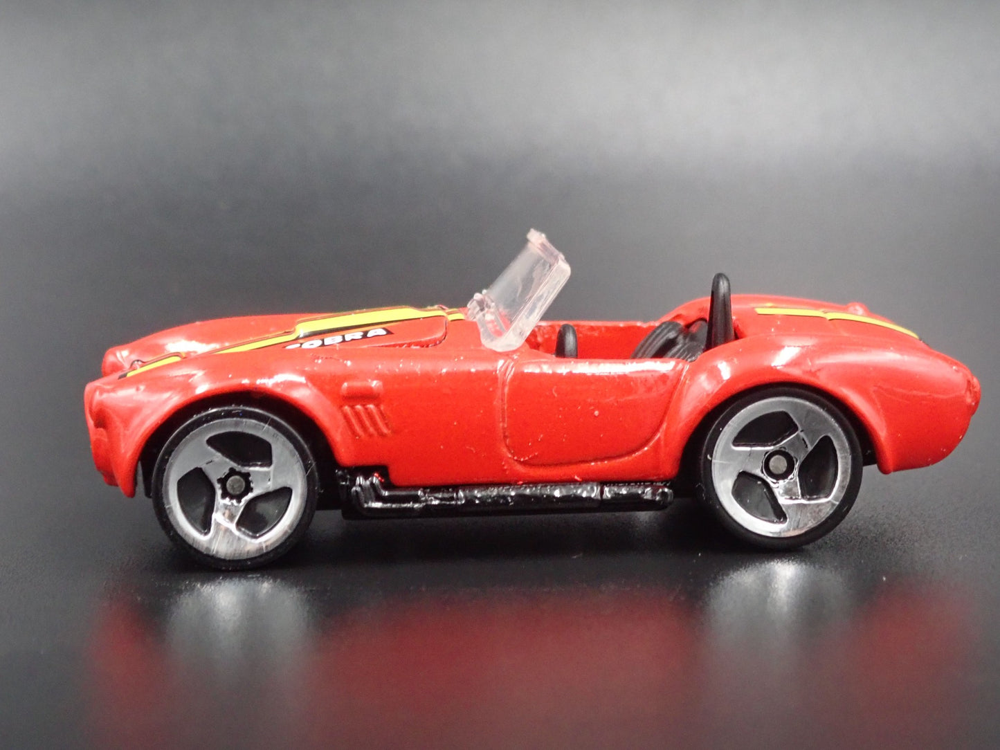 1965 65 SHELBY COBRA 427 SC RED 1:64 SCALE COLLECTIBLE DIORAMA DIECAST MODEL CAR