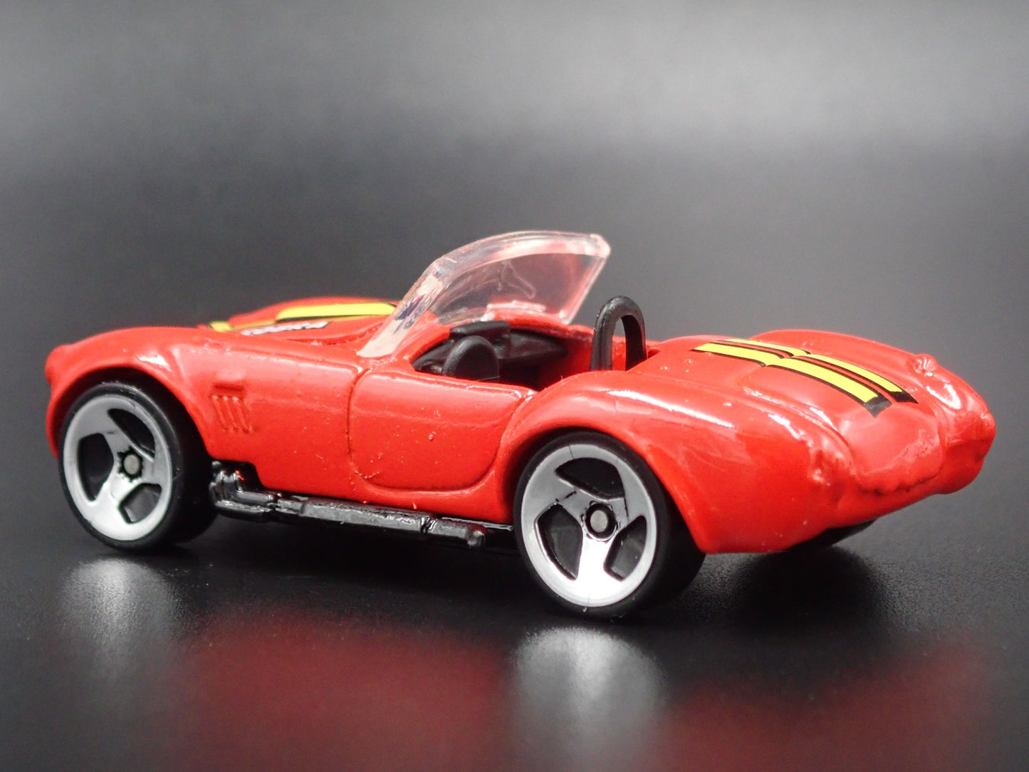 1965 65 SHELBY COBRA 427 SC RED 1:64 SCALE COLLECTIBLE DIORAMA DIECAST MODEL CAR
