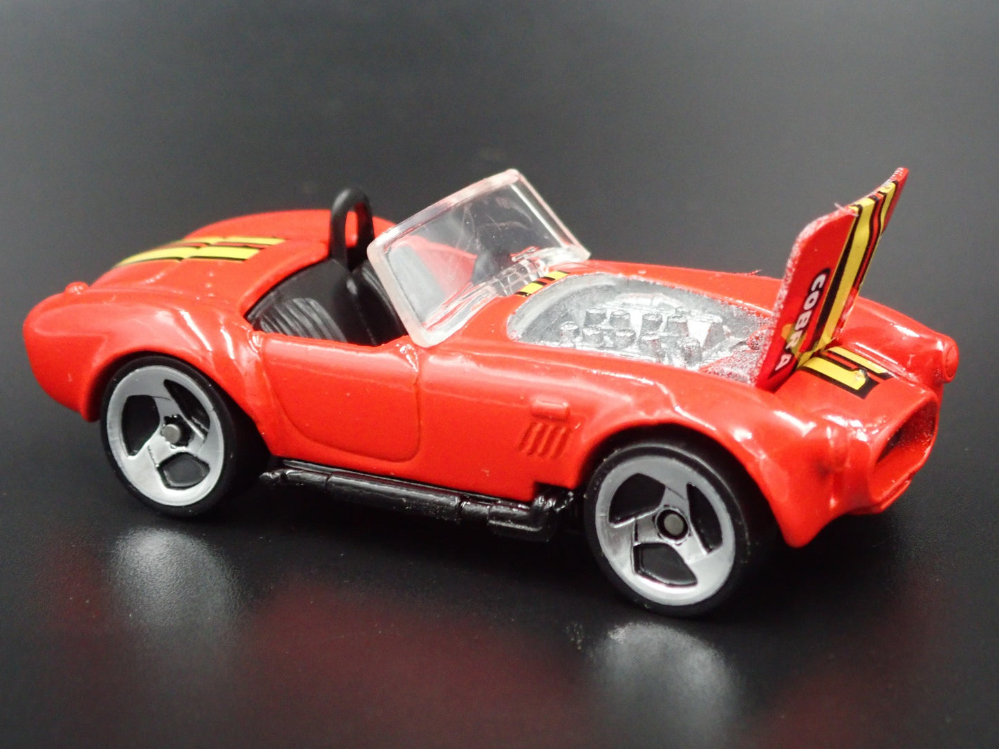 1965 65 SHELBY COBRA 427 SC RED 1:64 SCALE COLLECTIBLE DIORAMA DIECAST MODEL CAR
