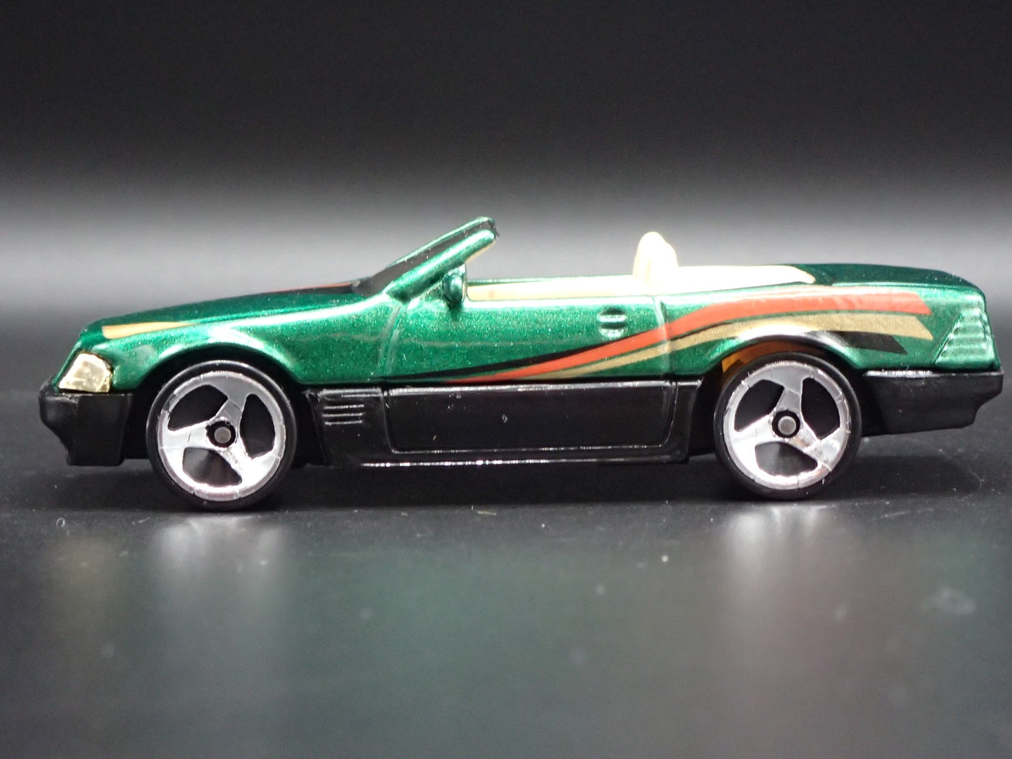 1988-2001 MERCEDES-BENZ 500 SL CONVERTIBLE 1:64 SCALE DIORAMA DIECAST MODEL CAR