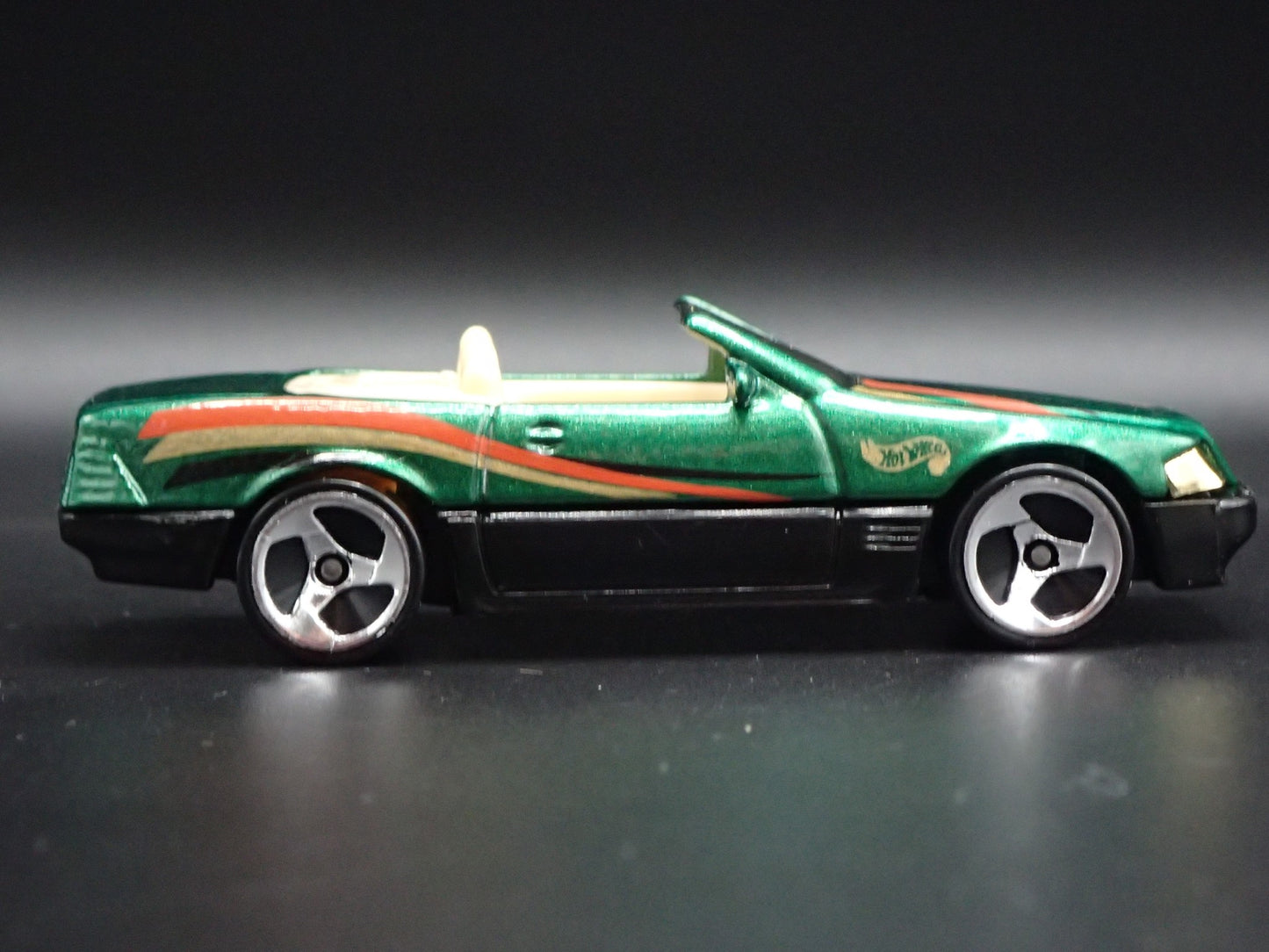 1988-2001 MERCEDES-BENZ 500 SL CONVERTIBLE 1:64 SCALE DIORAMA DIECAST MODEL CAR