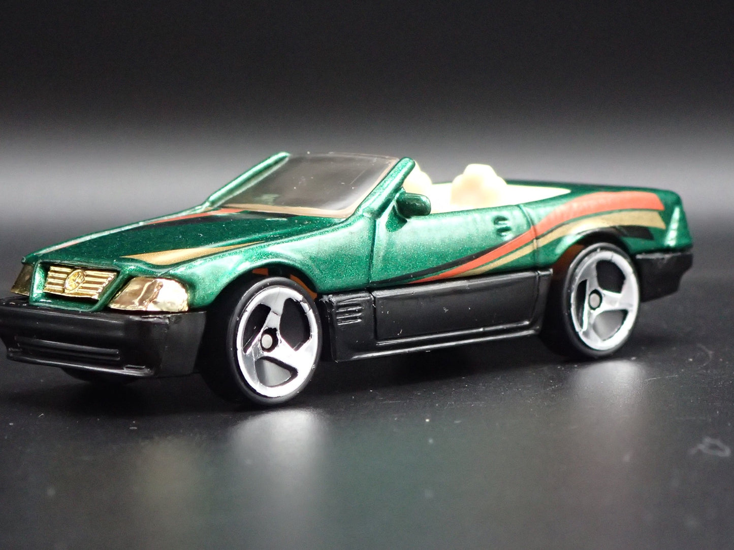 1988-2001 MERCEDES-BENZ 500 SL CONVERTIBLE 1:64 SCALE DIORAMA DIECAST MODEL CAR