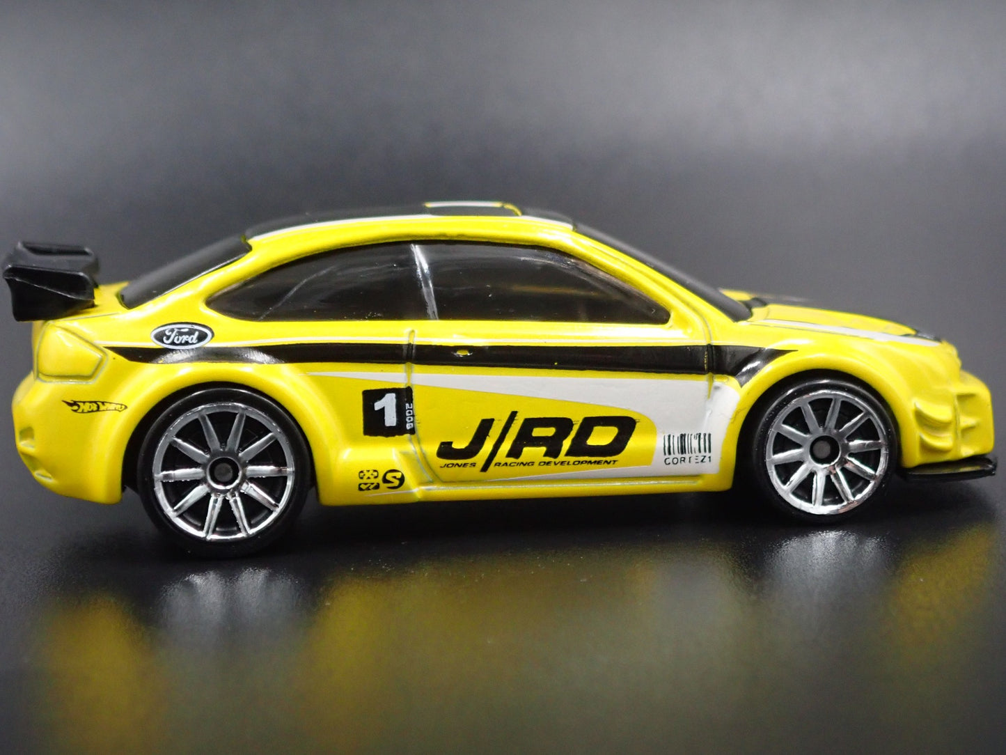 2004 - 2011 FORD FOCUS YELLOW 1:64 SCALE COLLECTIBLE DIORAMA DIECAST MODEL CAR