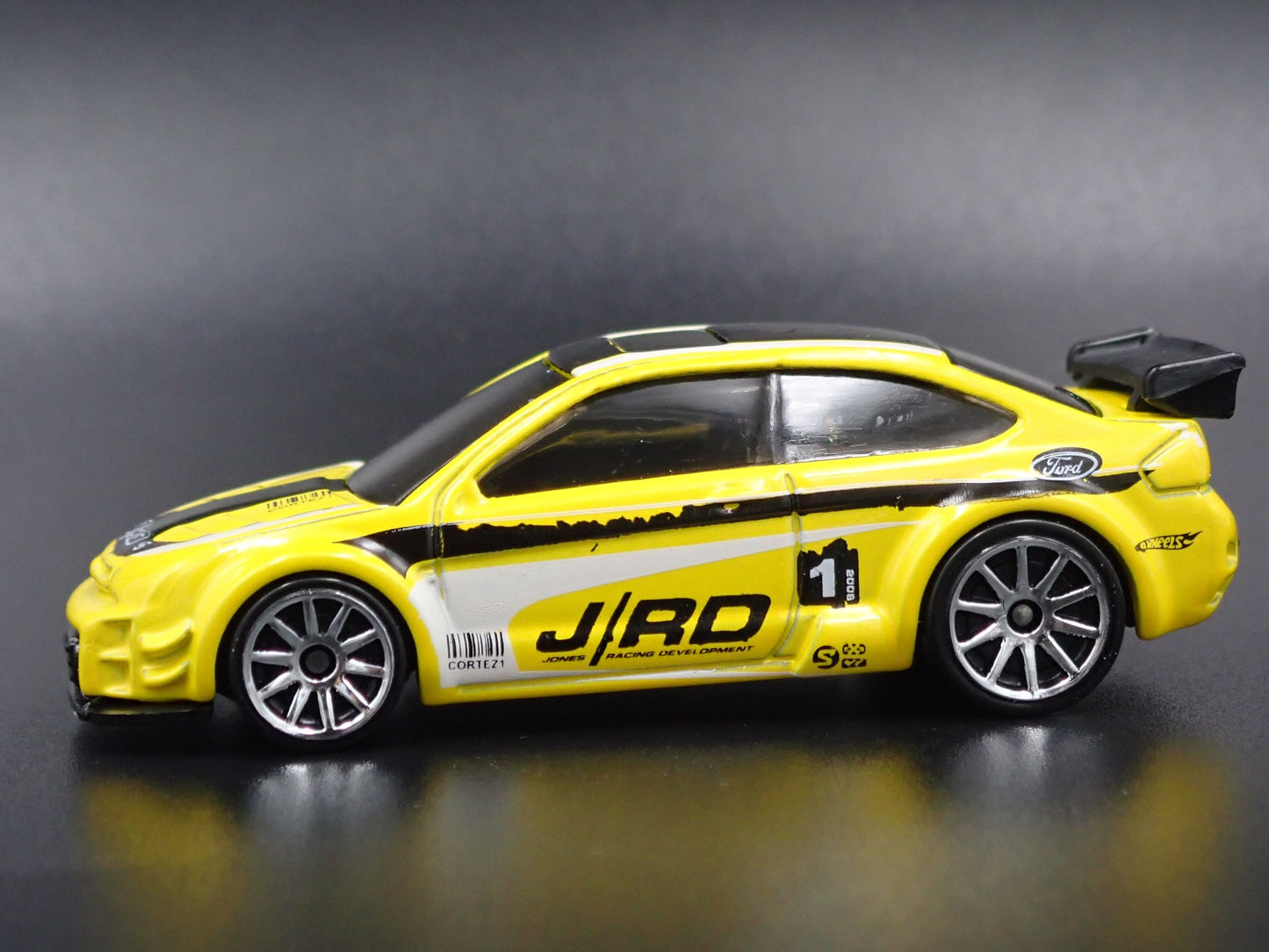 2004 - 2011 FORD FOCUS YELLOW 1:64 SCALE COLLECTIBLE DIORAMA DIECAST MODEL CAR