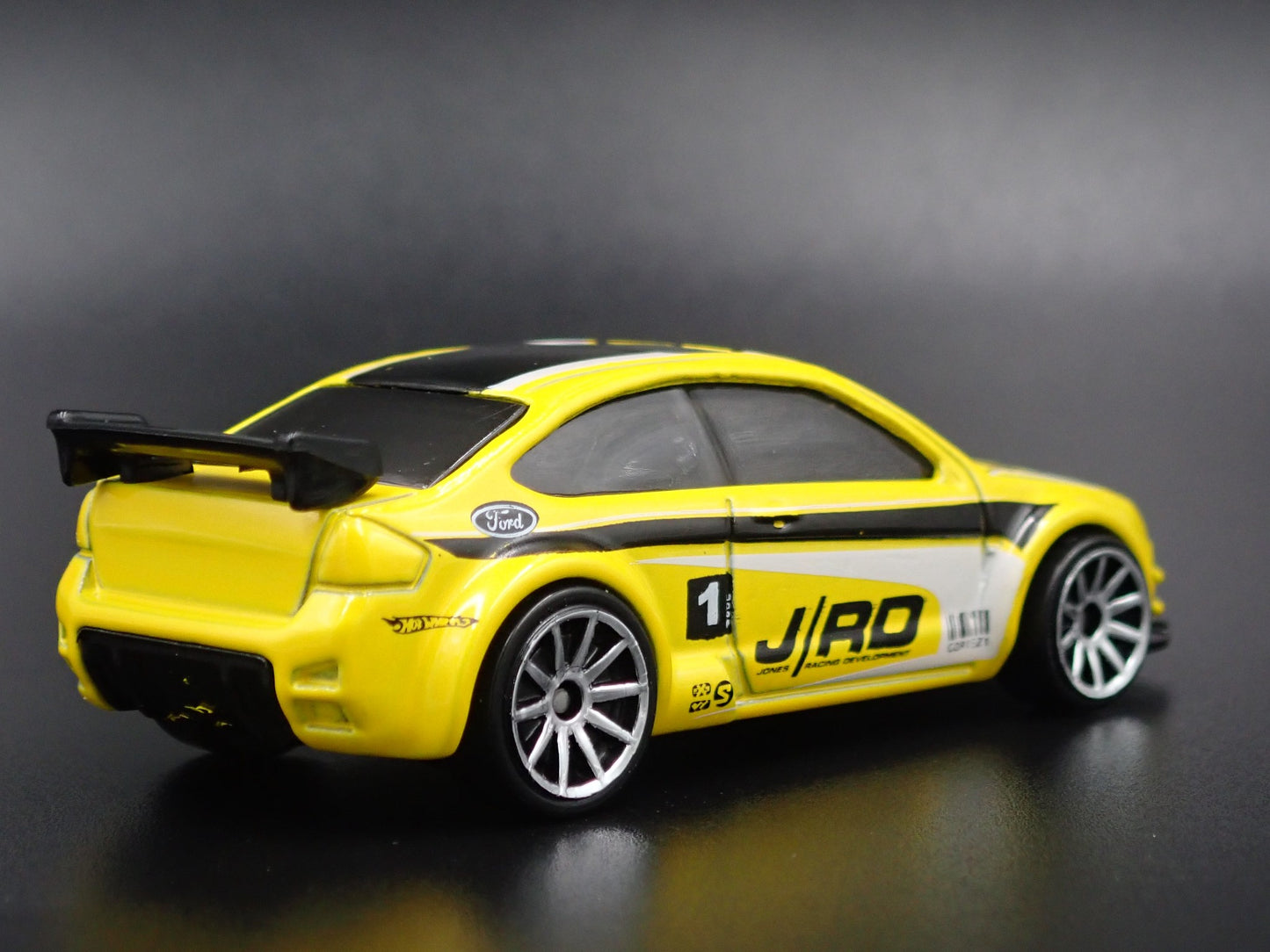 2004 - 2011 FORD FOCUS YELLOW 1:64 SCALE COLLECTIBLE DIORAMA DIECAST MODEL CAR