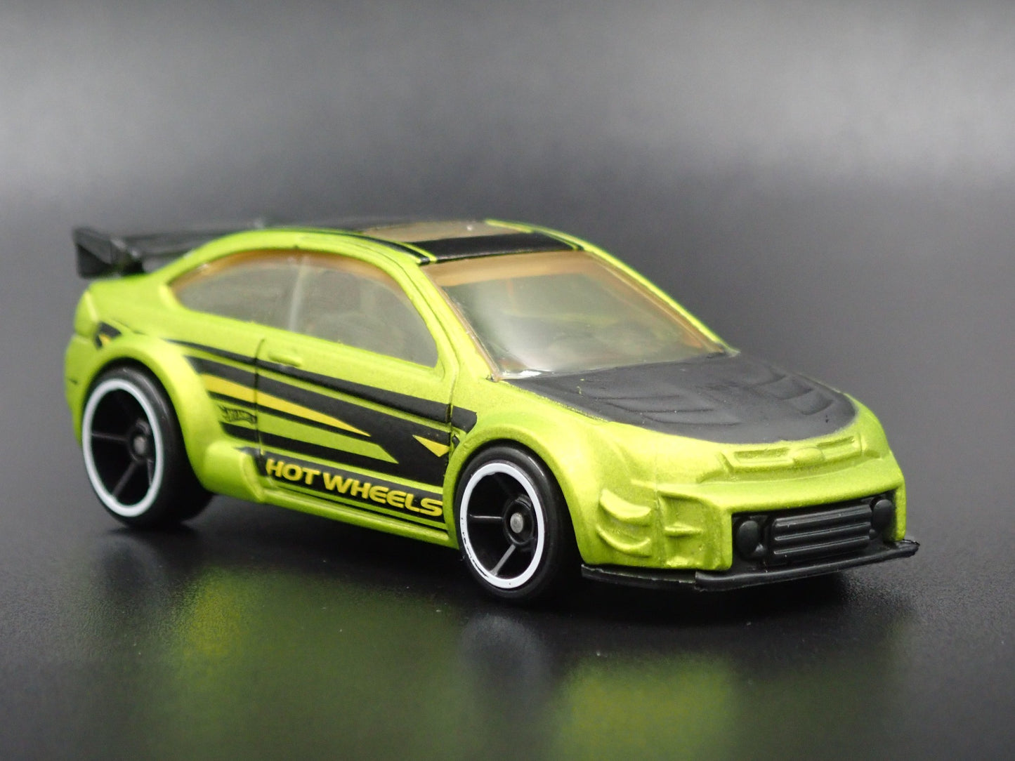 2004 - 2011 FORD FOCUS GREEN 1:64 SCALE COLLECTIBLE DIORAMA DIECAST MODEL CAR
