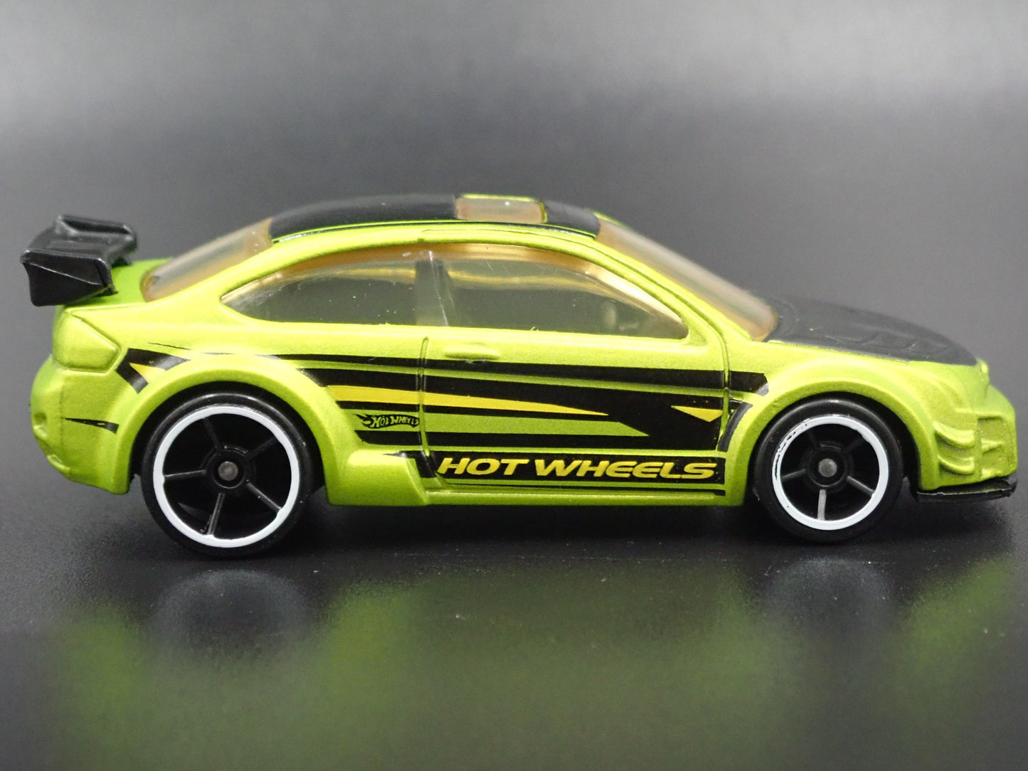2004 - 2011 FORD FOCUS GREEN 1:64 SCALE COLLECTIBLE DIORAMA DIECAST MODEL CAR