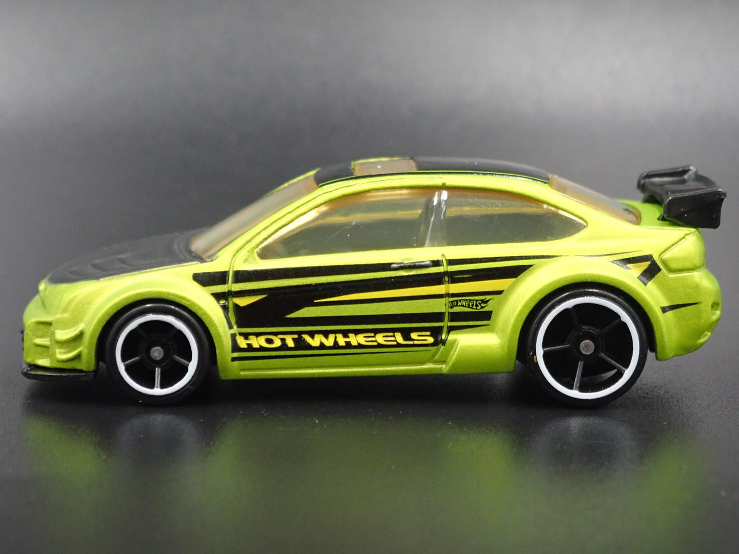 2004 - 2011 FORD FOCUS GREEN 1:64 SCALE COLLECTIBLE DIORAMA DIECAST MODEL CAR