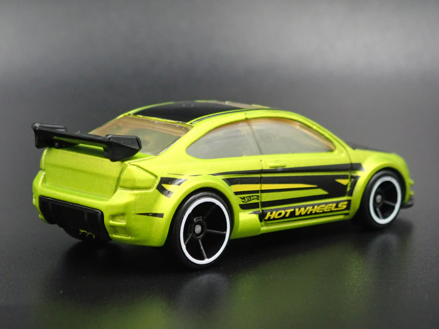 2004 - 2011 FORD FOCUS GREEN 1:64 SCALE COLLECTIBLE DIORAMA DIECAST MODEL CAR