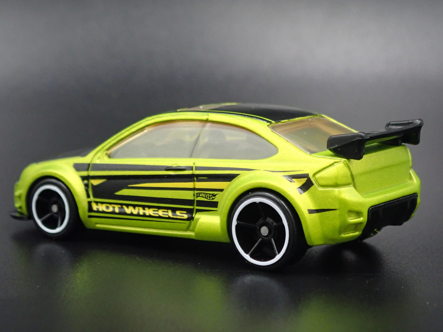 2004 - 2011 FORD FOCUS GREEN 1:64 SCALE COLLECTIBLE DIORAMA DIECAST MODEL CAR
